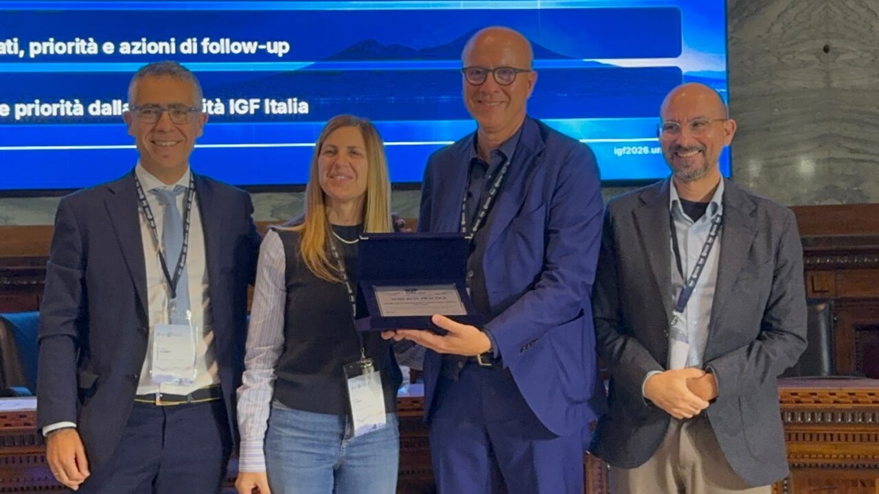 Il direttore generale di Arpa Puglia Vito Bruno mostra il meritato premio ricevuto